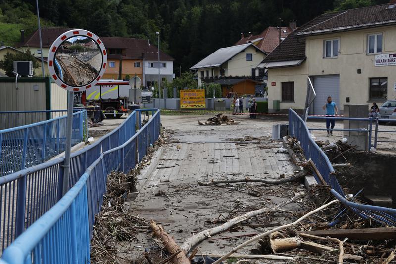 Uničenje po nedavnih poplavah v Prevalju.