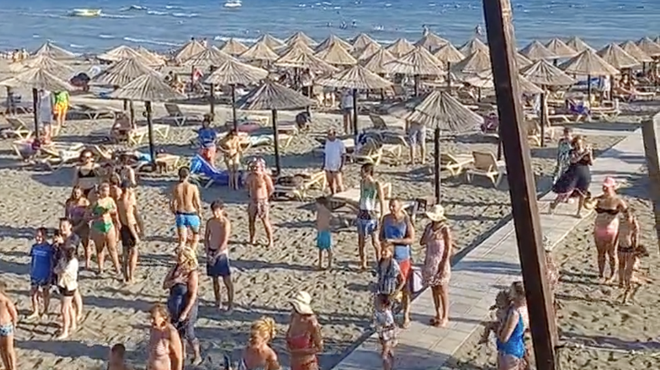 VIDEO: Na plaži zavrteli jugoslovansko himno, odziv obiskovalcev je bil neprecenljiv (foto: Posnetek zaslona)