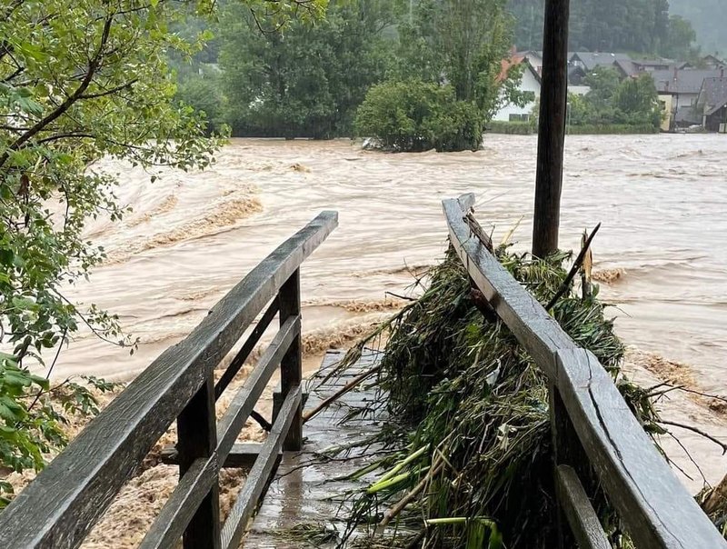 Uničena Hudičeva brv v Škofji Loki.