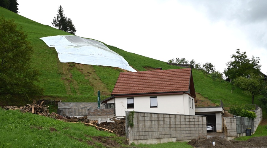 Zaradi poplav se je sprožilo že več kot 200 plazov, številne ceste so še vedno neprevozne (foto: Žiga Živulović jr./Bobo)