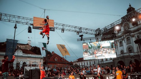 Ljubitelji akrobatike na Kongresnem trgu počastili preminulega kolega, padel nov Guinnessov rekord (FOTO)
