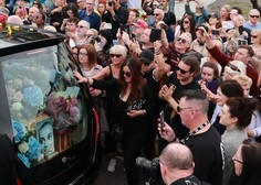 Na Irskem zadnje slovo od Sinead O'Connor, na pogrebu tudi številni znani obrazi (FOTO)