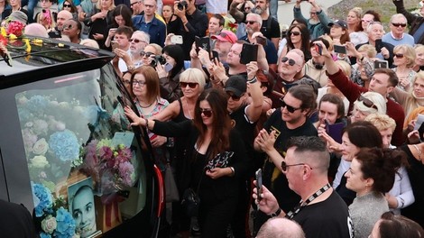 Na Irskem zadnje slovo od Sinead O'Connor, na pogrebu tudi številni znani obrazi (FOTO)