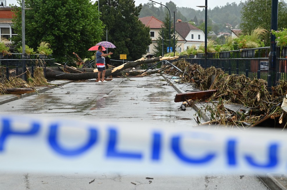 V prizadetih krajih prisotnost kriminalistov in policistov, kaj se dogaja? (foto: Žiga Živulovič jr./Bobo)