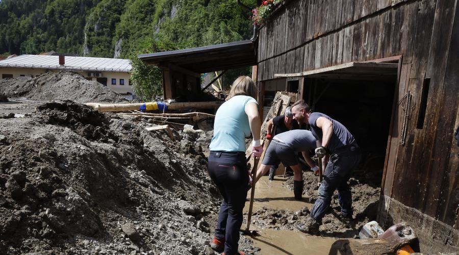Izjemen odziv: prek aplikacije pomoč prizadetim v ujmah ponudilo že ogromno število ljudi (foto: Bobo)