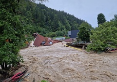 Za družino iz Prevalj nov šok: ostali brez hiše, škode za pol milijona evrov, ko so se obrnili na zavarovalnico, pa ...