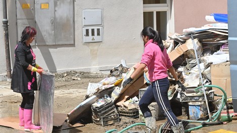 "Vrata so se zrušila naravnost na otroško posteljico ... če bi bili takrat v hiši, sigurno ne bi preživeli" (pretresljiva pričevanja žrtev poplav)