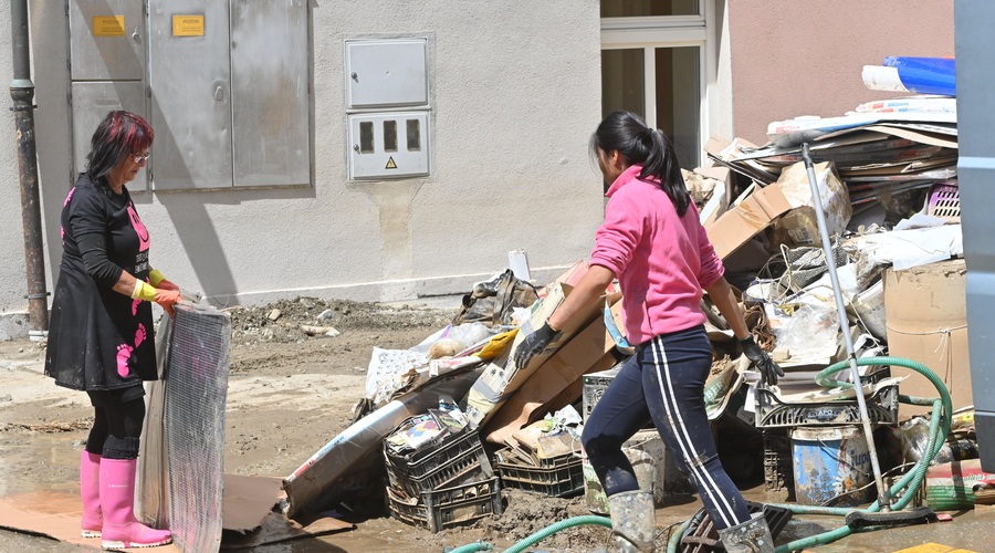 "Vrata so se zrušila naravnost na otroško posteljico ... če bi bili takrat v hiši, sigurno ne bi preživeli" (pretresljiva pričevanja žrtev poplav) (foto: Žiga Živulovič jr./Bobo)