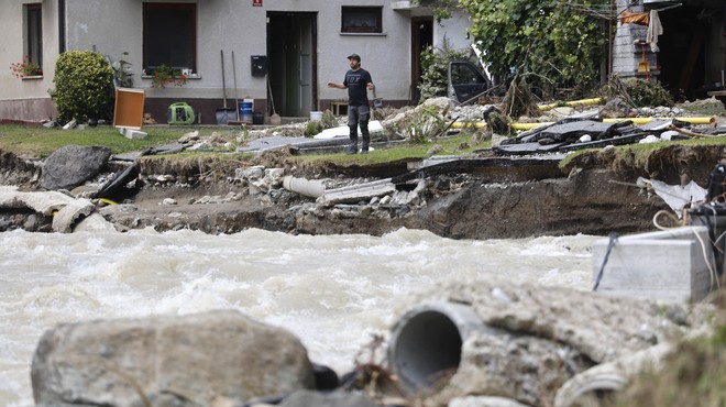 Prijava poplavne škode pri zavarovalnicah: s prijavo ne hitite, zelo pomembno pa je, da vso škodo čim bolje dokumentirate (foto: Borut Živulovič/Bobo)