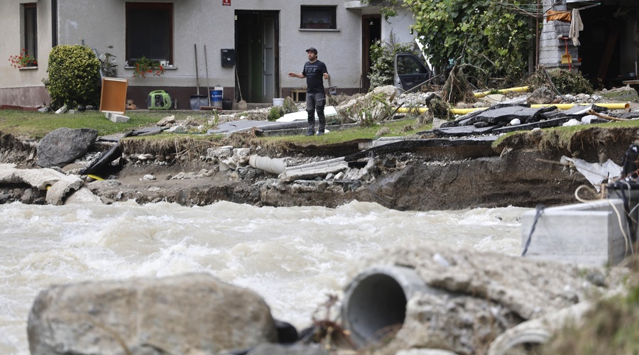 Prijava poplavne škode pri zavarovalnicah: s prijavo ne hitite, zelo pomembno pa je, da vso škodo čim bolje dokumentirate (foto: Borut Živulovič/Bobo)