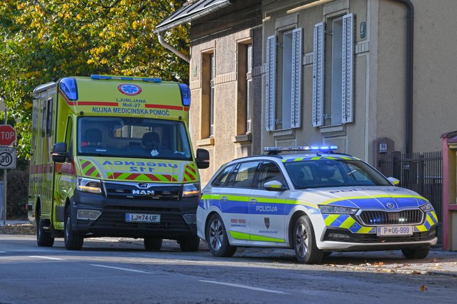 Nova huda prometna nesreča na naših cestah: voznik kombija trčil v tovorno vozilo, dvema osebama ni bilo pomoči