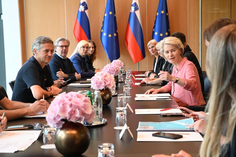 Obisk je predsednica Evropske komisije začela na Brdu pri Kranju.
