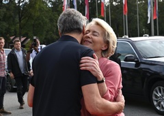 Ursula von der Leyen že prispela v Slovenijo, ogledala si bo prizadeta območja (FOTO)