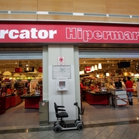 "Prodajalka me je vpričo drugih začela nadirati!" Stranka delila neprijetno izkušnjo v trgovini