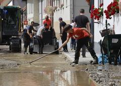 Pri čiščenju kleti po poplavah se je hudo poškodoval moški (policija opozarja na previdnost)