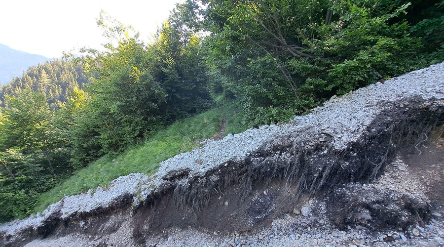Na nebo se je vrnilo sonce, v gore pa pohodniki: številne poti so zaprte, zato previdnost ne bo odveč (foto: Planinska zveza Slovenije/Alenka Čebular)