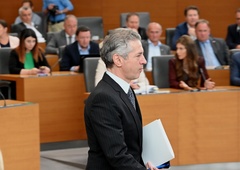 Za ali proti? Znano, ali so poslanci potrdili dela prost dan