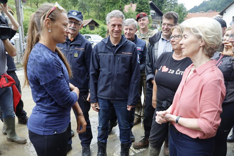 Robert Golob in Ursula von den Leyen sta si ogledala posledice poplav v Savinjski dolini.