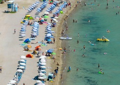 Na znani plaži droni nadzorujejo kopalce – kaj se dogaja?