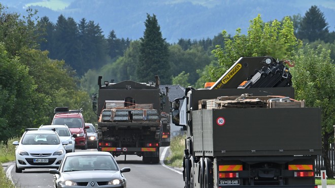 Poziv vsem voznikom: bodite strpni, to so konvoji pomoči za žrtve poplav (foto: Žiga Živulovič jr./Bobo)