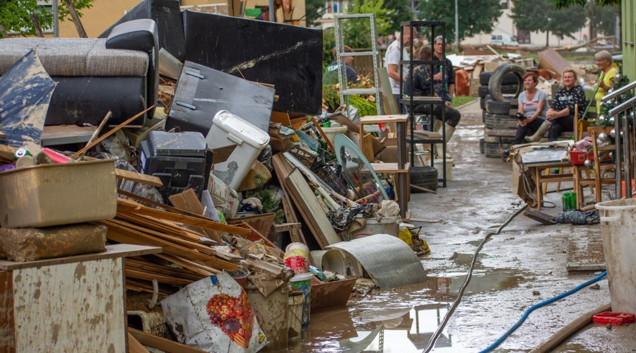 Kam s stvarmi, ki jih je uničila poplava? (foto: Facebook/Občina Laško)