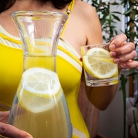 Novinarka Monika je opravila eksperiment: 2 tedna je pila vodo z limono, nepričakovana posledica jo je pustila brez besed