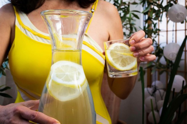 Novinarka Monika je opravila eksperiment: 2 tedna je pila vodo z limono, nepričakovana posledica jo je pustila brez besed