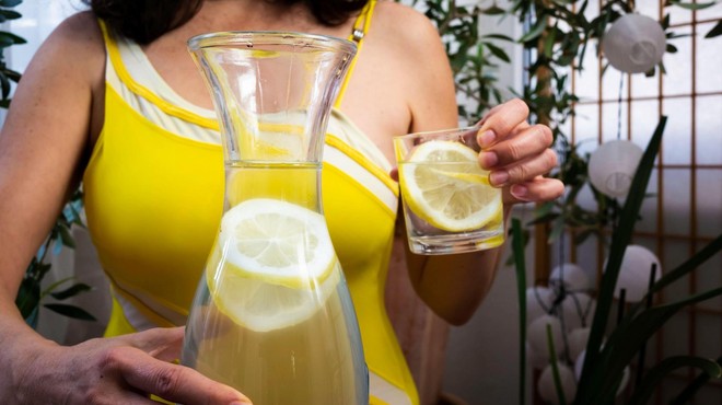 Enkrat za vselej: ali res pomaga pri hujšanju, če zjutraj spijete vodo z limono? (foto: Profimedia)