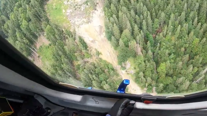 Nevarnosti ni konec: območje Koroške Bele preletava helikopter (VIDEO) (foto: Facebook/Slovenska policija/posnetek zaslona)