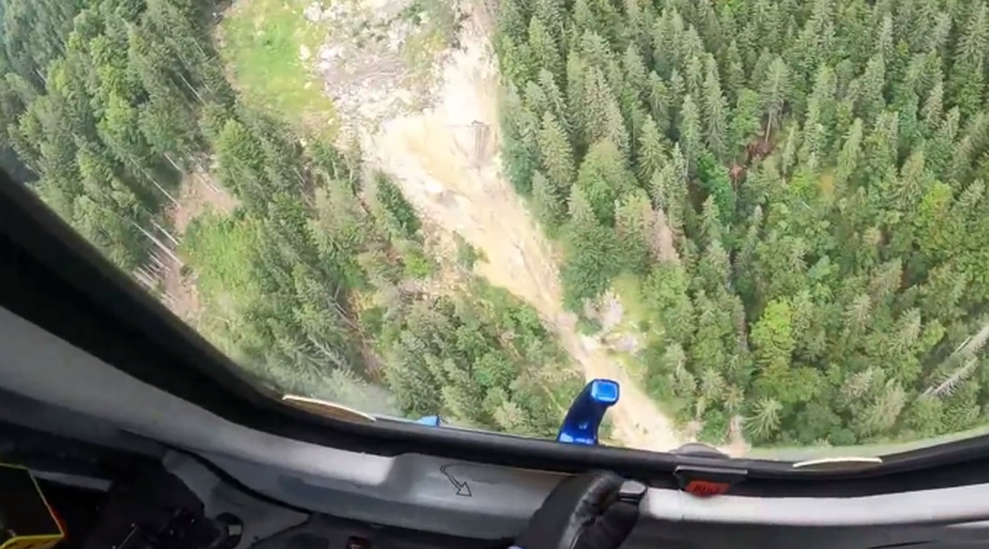 Nevarnosti ni konec: območje Koroške Bele preletava helikopter (VIDEO) (foto: Facebook/Slovenska policija/posnetek zaslona)