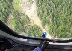 Nevarnosti ni konec: območje Koroške Bele preletava helikopter (VIDEO)