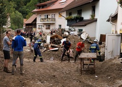 Izjemen odziv ob dnevu solidarnosti: na prizadeta območja prihaja na stotine prostovoljcev in konvoji gasilskih vozil