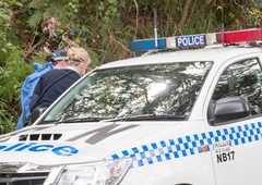 Trije mrtvi po družinski večerji, s katero naj bi ženska poskušala bivšega moža prepričati, naj se vrne k njej (znanih več informacij)