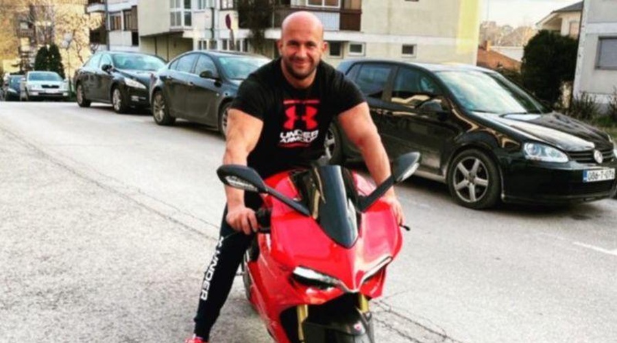 "Zdaj boš videl umor v živo!" Grozljiva drama v BiH, moški v prenosu na Instagramu ustrelil ženo in sodil otroku (lovi ga policija) (foto: Instagram/Nermin S.)