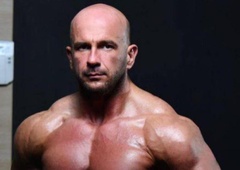 Dramatičen epilog tragedije v BiH: policisti obkolili obsedenega bodibilderja, ki je dvignil pištolo in ...