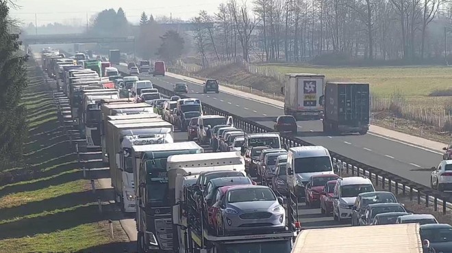 Konec tedna na pot odidite pravočasno, čakajo vas zastoji (poglejte, katerim cestam se je treba izogniti) (foto: Facebook/Promet.si)