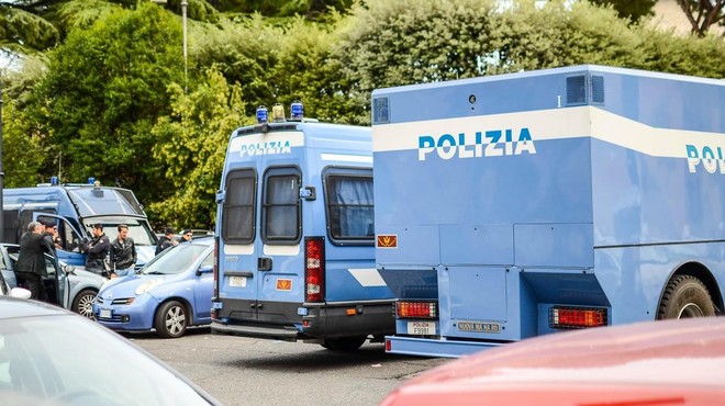 Drzna akcija italijanskih policistov: na poti na letališče aretirali Slovenca, ki je v Vidmu zamaskiran ... (foto: Profimedia)