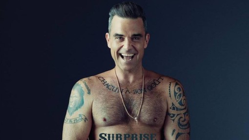 FOTO: Po spletu je zaokrožila fotografija Robbieja Williamsa, na kateri je popolnoma gol (objavila jo je njegova žena)
