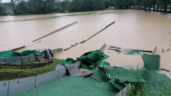 FOTO in VIDEO: Poplave so uničile tudi smučarske skakalnice (kje bodo vadili naši športniki?) (foto: Facebook/Mengeški Orli)