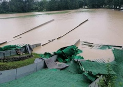 FOTO in VIDEO: Poplave so uničile tudi smučarske skakalnice (kje bodo vadili naši športniki?)
