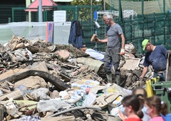 Na prizadetih območjih se nadaljujeta čiščenje in sanacija