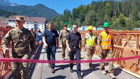 Za dežjem posije sonce: po več kot tednu dni spet mogoč promet čez reko Mežo (FOTO)