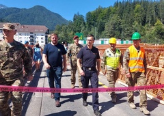 Za dežjem posije sonce: po več kot tednu dni spet mogoč promet čez reko Mežo (FOTO)