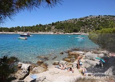Domačinka na hrvaškem otoku jezi in odganja turiste, saj trdi, da je plaža njena (poglejte, zakaj)