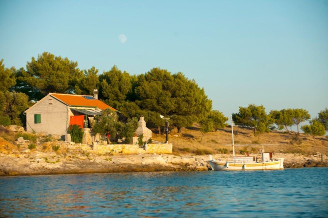 Na pri Slovencih priljubljeni turistični destinaciji prišlo do incidenta: moški izstrelil več nabojev