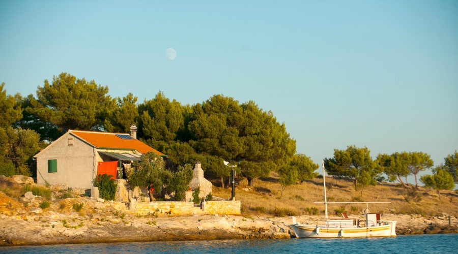 Na pri Slovencih priljubljeni turistični destinaciji prišlo do incidenta: moški izstrelil več nabojev (foto: Profimedia)