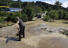 Niste prostovoljec na terenu? Žrtvam poplav lahko pomagate tudi na drugačen način