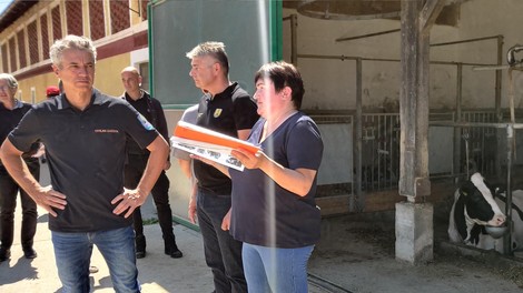 Med obiskom v Komendi premier Robert Golob slišal tudi zgodbo o teličku, ki spominja na čudež