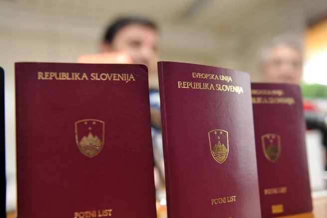 S katerim potnim listom je mogoče brez vizuma potovati v največ držav in kako močan je slovenski potni list?