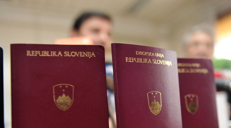 S katerim potnim listom je mogoče brez vizuma potovati v največ držav in kako močan je slovenski potni list? (foto: Tina Kosec/Bobo)